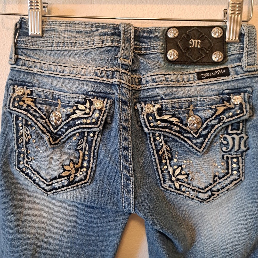 Miss Me Girls Medium Wash Embroidered Rhinestone Capri Jeans JK5443P3 Size 8 - Picture 2 of 7